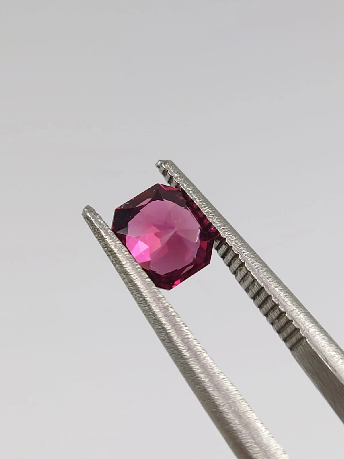 0.95ct Natural Rhodolite Garnet From Africa — view 4